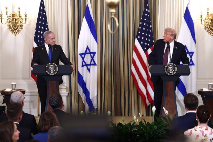 Archivo - September 29, 2025, Washington, District Of Columbia, USA: United States President Donald J Trump, right, and Prime Minister Benjamin Netanyhu of Israel, left, speak at a press conference in the State Dining Room of the White House in Washington