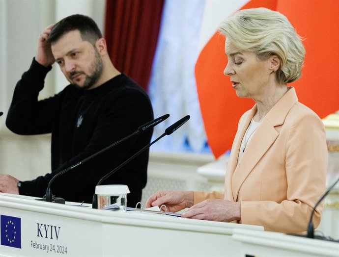 Archivo - O presidente da Ucrânia, Volodymyr Zelensky, e a presidente da Comissão Europeia, Ursula Von der Leyen, são fotografados durante uma coletiva de imprensa conjunta, em Kiev, Ucrânia, no sábado, 24 de fevereiro de 2024. O primeiro-ministro belga e