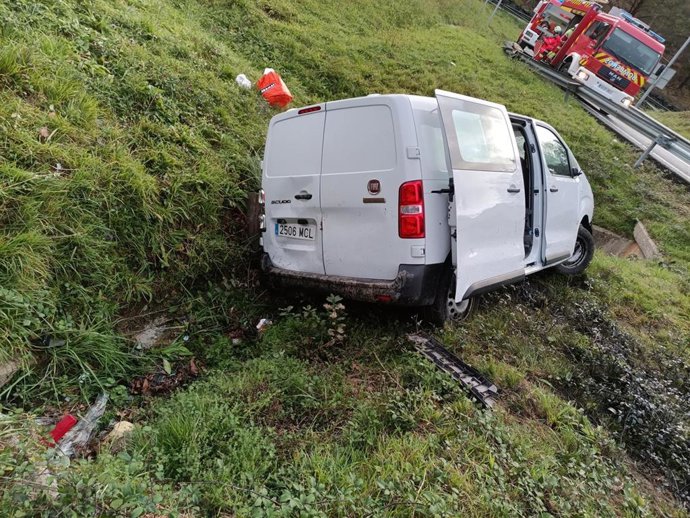 Furgoneta accidentada en la que viajaban los tres heridos