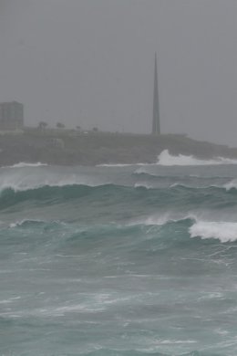 Archivo - Vista del oleaje de la playa de Riazor.
