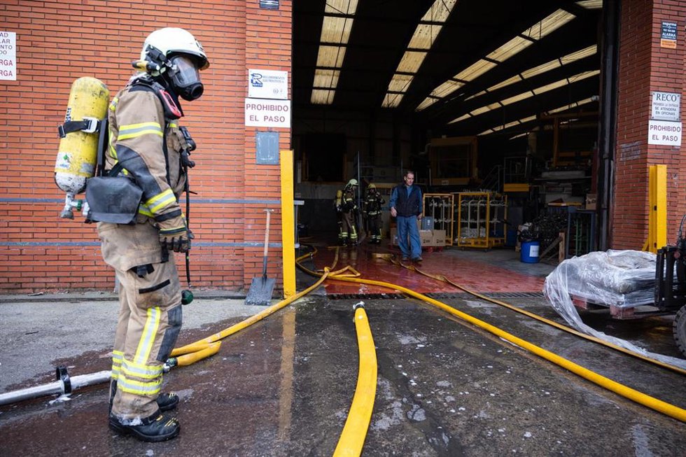 Archivo - Bomberos trabajan en las labores de extinción de una empresa