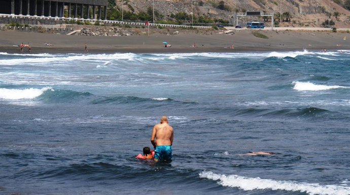 Sacan del mar a un bañista que estaba en la playa con bandera roja