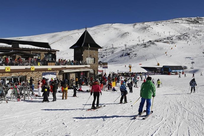 Archivo - Ambiente en la estación de Sierra Nevada durante el Puente de la Constitución, a 6 de diciembre de 2021 en Granada (Andalucía, España).