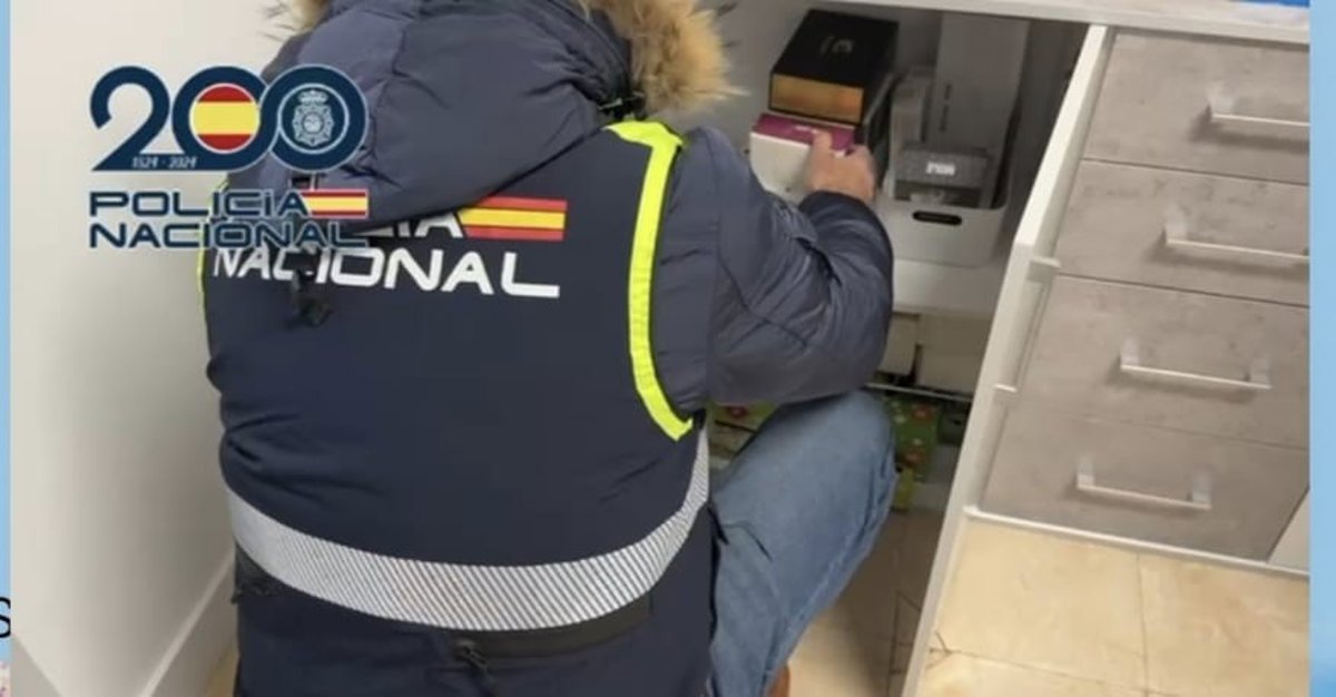 La Policía Nacional precinta un centro de estética y detiene a su propietaria por un delito contra la salud pública