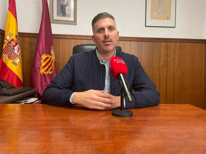 Archivo - El alcalde de Cullera, Jordi Mayor, atiende a Europa Press Televisión