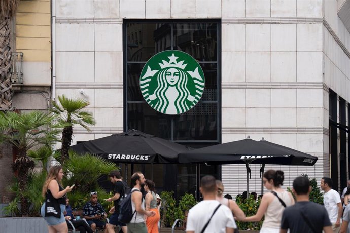 Archivo - Una cafetería de la franquicia Starbucks en Barcelona