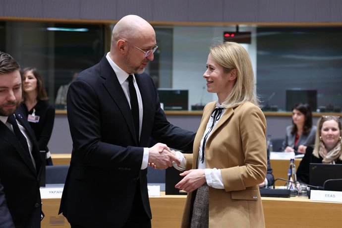 La Alta Representante de la UE, Kaja Kallas, junto al ministro de Defensa ucraniano, Denis Shmigal, en una reunión en Bruselas.