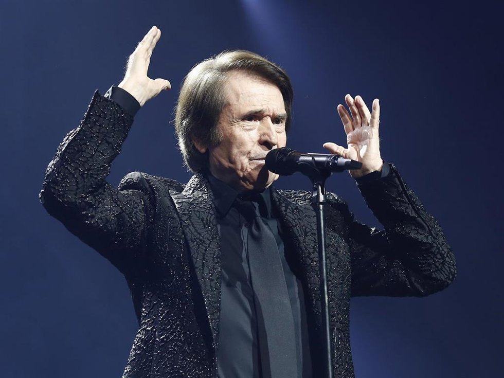 Archivo - El cantante Raphael, durante su concierto en el Wizink Center en Madrid, en foto de archivo.