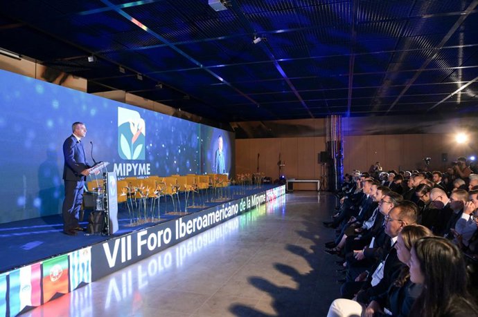El vicepresidente del Gobierno de Canarias y consejero de Economía, Industria, Comercio y Autónomos, Manuel Domínguez, durante la segunda jornada del VII Foro Iberoamericano de la Mipyme, en Santa Cruz de Tenerife, Tenerife, Canarias (España). 
