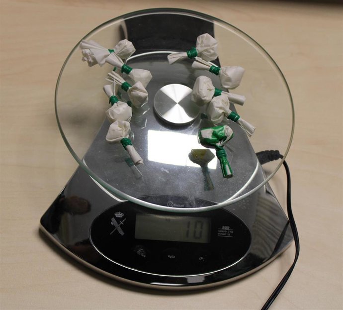 Balanza con la droga intervenida.