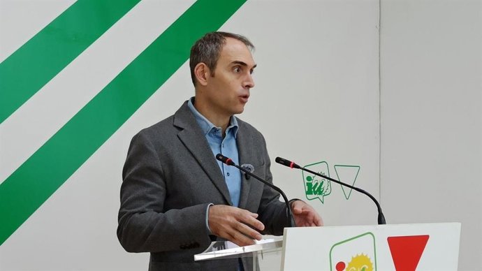 El coordinador general de IU Andalucía y diputado en el Congreso, Toni Valero, en rueda de prensa en Málagga