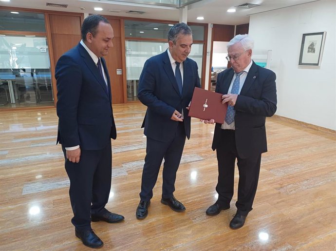 El consejero de Medio Ambiente, Universidades, Investigación y Mar Menor, Juan María Vázquez, se reúne con el presidente del Consejo Económico y Social (CES), José Antonio Cobacho, a quien entrega del anteproyecto de la Ley de Universidades de la Región