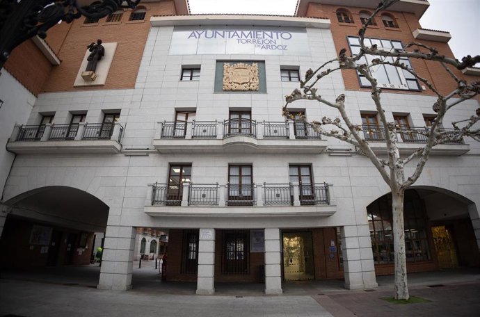 Archivo - Fachada del Ayuntamiento de Torrejón de Ardoz, a 23 de febrero de 2024, en Torrejón de Ardoz, Madrid (España).