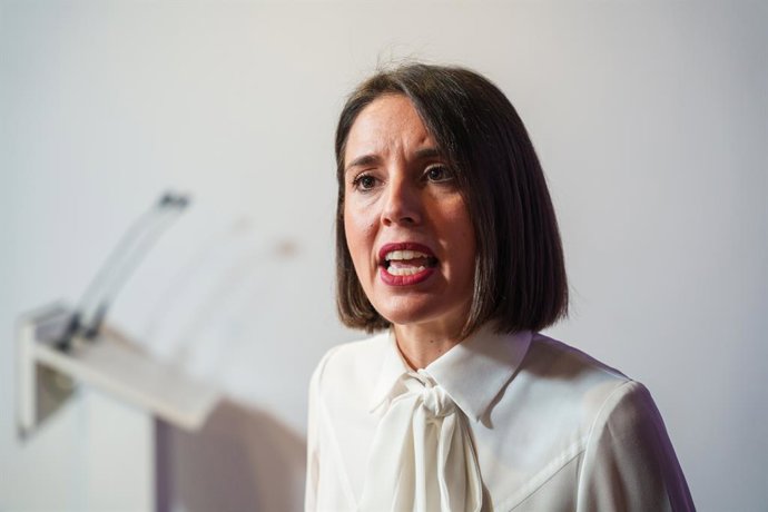 A secretária política do Podemos, Irene Montero, fala à mídia antes de um evento do Podemos em 7 de novembro de 2025 em Madri, Espanha. Os líderes do Podemos participaram de um evento chamado "Nacionalizar a Repsol".