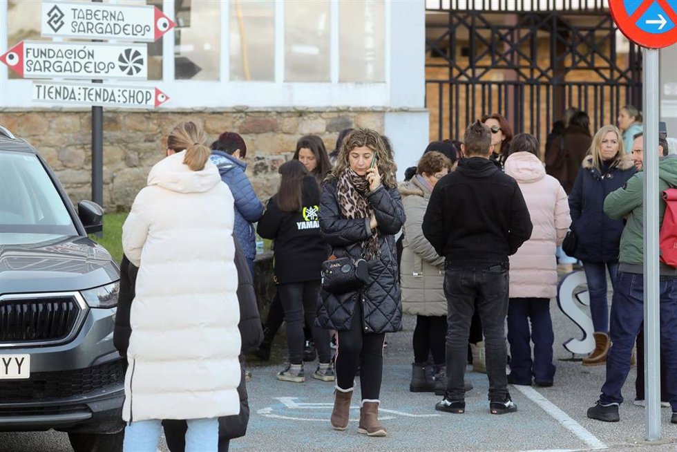 Trabajadores de  Sargadelos tras conocerse que la empresa ha presentado un ERTE de 15 días que afecta a 86 trabajadores, a 28 de noviembre de 2025, en Cervo, Lugo, Galicia (España). El dueño de Sargadelos, Segismundo García, ha vuelto a ordenar que pare