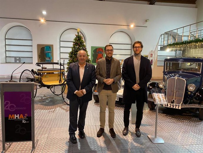 El director del MHAS, Luis Miguel Mata, el concejal Ángel Fernández, y el autor Santiago Pedrós.