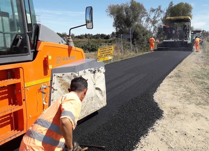 Obras en una carretera de la provincia de Palencia.