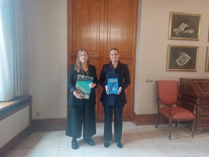 La presidenta del Govern, Marga Prohens, y la embajadora en funciones de Israel en España, Dana Erlich, tras el intercambio de libros, que ha tenido lugar durante la audiencia en el Consolat de Mar.