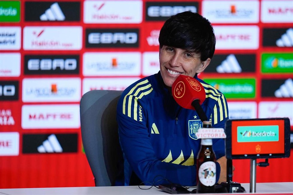 La seleccionadora nacional femenina de fútbol Sonia Bermúdez en rueda de prensa