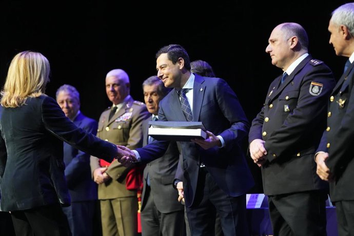 El presidente de la Junta de Andalucía, Juanma Moreno, en el en el acto de imposición de condecoraciones al personal de la Unidad de Policía Adscrita a la Comunidad Autónoma de Andalucía celebrado en Sevilla.