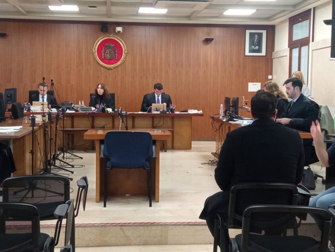 El acusado, de espaldas, durante el juicio.