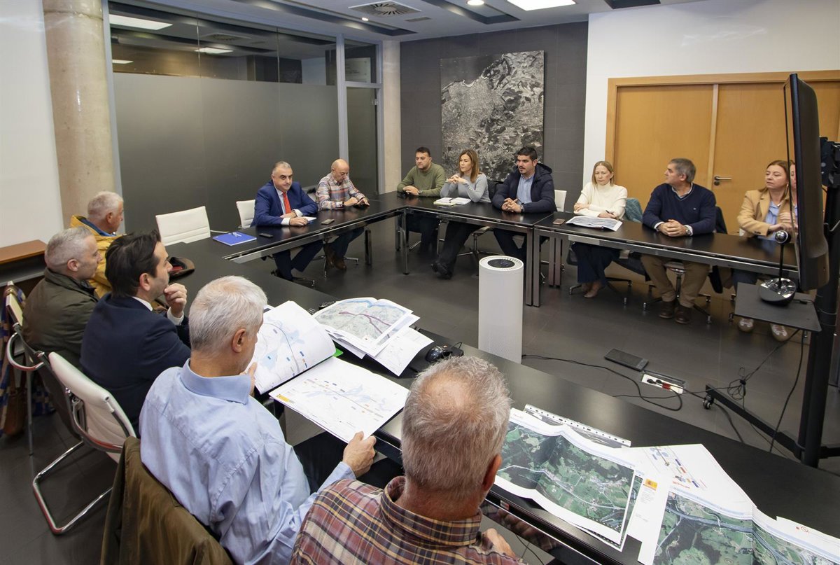 Diez municipios cántabros piden retirar el estudio del tren a Bilbao y el Gobierno ampliar el periodo de alegaciones