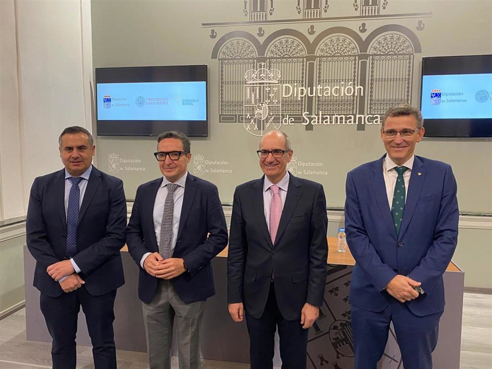 De izquierda a derecha, el diputado de Empleo, Antonio Labrador; el rector de la Usal, Juan Manuel Corchado; el presidente de la Diputación, Javier Iglesias; y el director general de Eurocaja Rural, Víctor Manuel Martín.