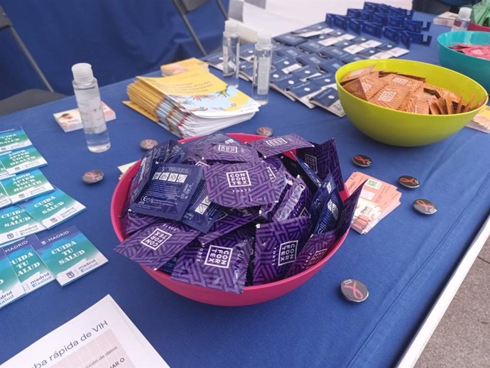 Archivo - Una carpa de Madrid Salud realiza pruebas rápidas de detección de VIH