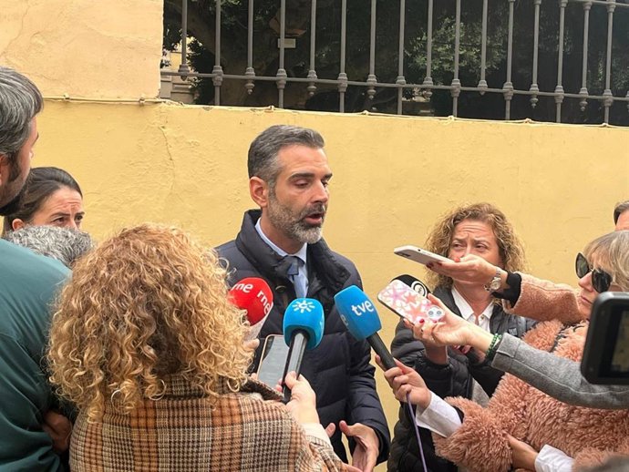 El presidente del PP de Almería, Ramón Fernández-Pacheco, atiende a los medios en Almería.