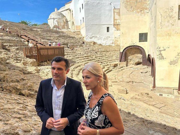 Patricia del Pozo con el alcalde de Cádiz en una visita al Teatro Romano de la ciudad.