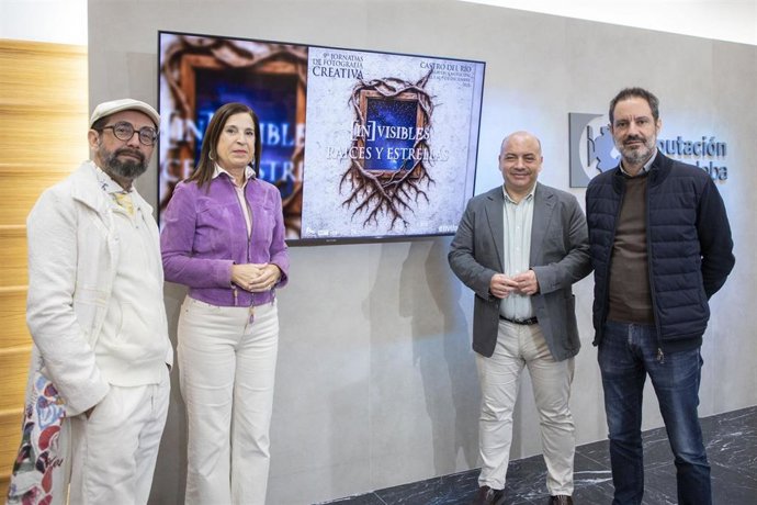 El delegado de Cultura, Gabriel Duque (segundo por la dcha.), en la presentación de las Jornadas de Fotografía Creativa [IN]Visibles de Castro del Río.