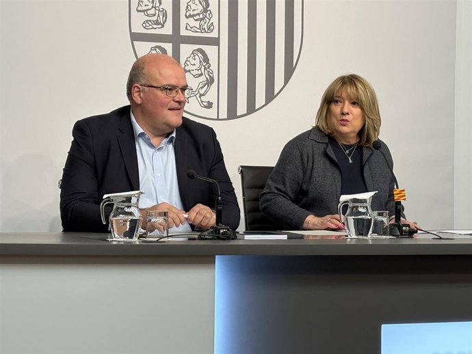 La consejera de Educación, Cultura y Deporte del Gobierno de Aragón, Tomasa Hernández, y el director general de Personal, Formación e Innovación, José María Cabello.