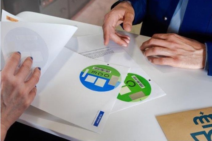 Archivo - Granada.- Correos facilita la adquisición de distintivos ambientales de la DGT para acceder a la zona de bajas emisiones