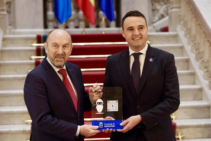 El consejero de Hacienda, Justicia y Asuntos Europeos, Guillermo Peláez, entrega al presidente de la Junta General, Juan Cofiño, el proyecto de Presupuestos Generales del Principado para 2026.