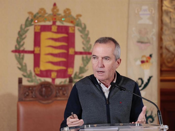 El concejal de Urbanismo y Vivienda, Ignacio Zarandona, informa en rueda de prensa de los acuerdos alcanzados en la Junta de Gobierno Local