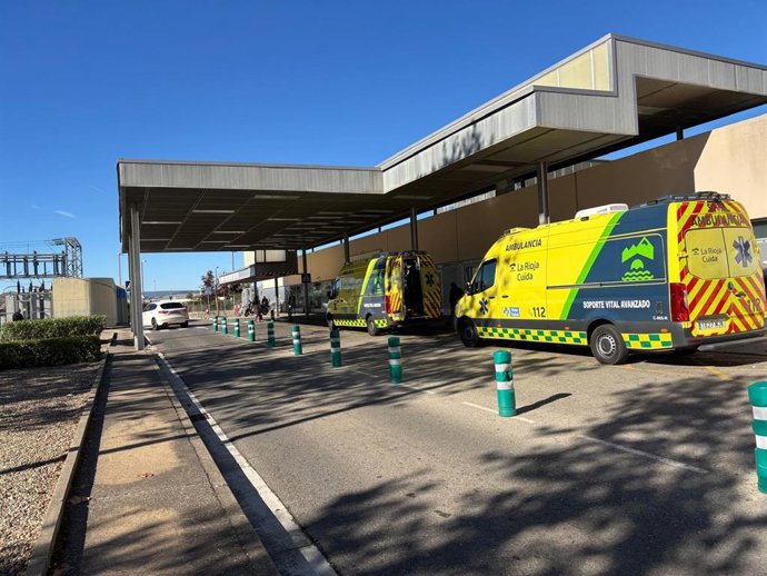 Ambulancias en la puerta de Urgencias del Hospital San Pedro de Logroño