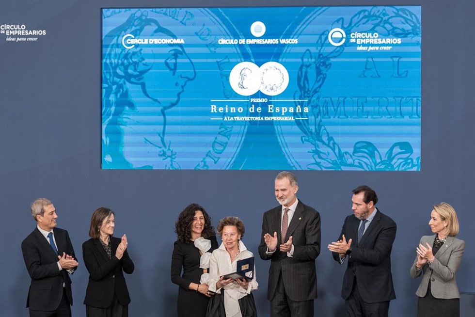 El Rey Felipe VI durante el acto de entrega del IX Premio Reino de España a la Trayectoria Empresarial, a la presidenta de honor de Galletas Gullón, María Teresa Rodríguez (c), junto al ministro de Transportes, Óscar Puente (2d)