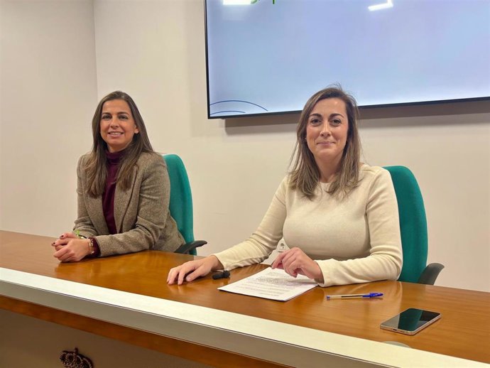Las concejalas de Vox en el Ayuntamiento de Oviedo Sonsoles Peralta y Alejandra González en rueda de prensa.