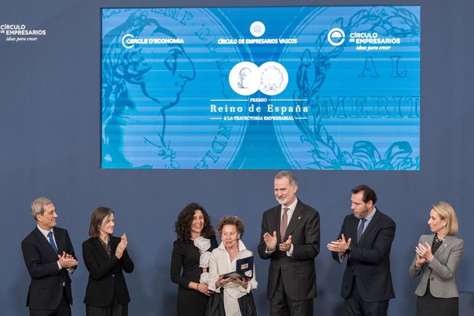 El Rey Felipe VI durante el acto de entrega del IX Premio Reino de España a la Trayectoria Empresarial, a la presidenta de honor de Galletas Gullón, María Teresa Rodríguez (c), junto al ministro de Transportes, Óscar Puente (2d), en el  Palacio Real de El