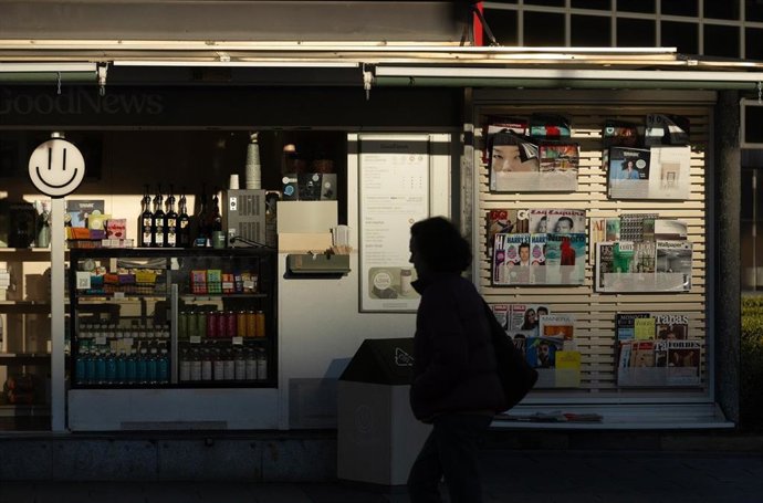 Archivo - (Foto De ARCHIVO) Una Persona Camina Junto A Un Quiosco