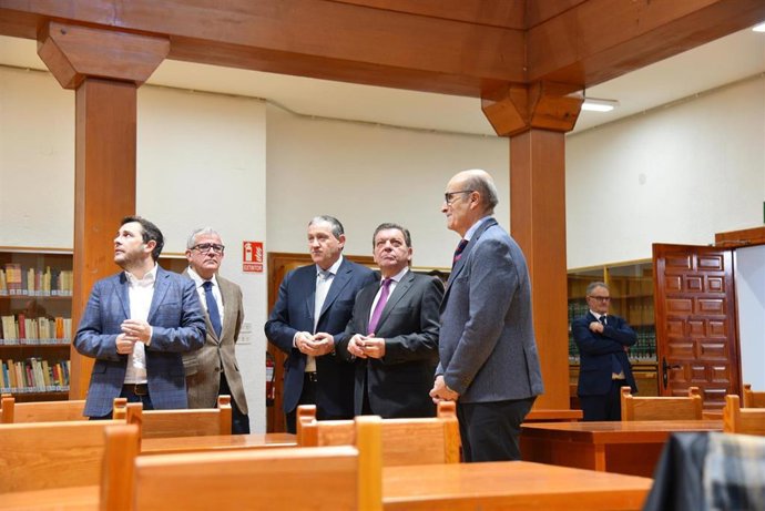 El Consejero De La Presidencia De La Junta De Castilla Y León, Luis Miguel González Gago, Junto Al Resto De Las Autoridades, Durante La Visita.