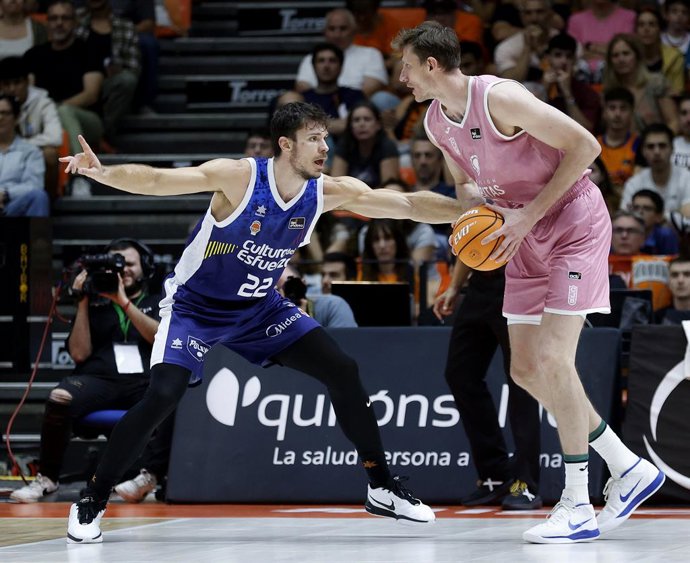Archivo - El pívot Ethan Happ (izquierda) se desvincula del Valencia Basket
