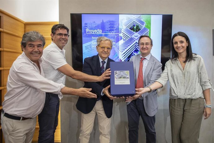 Archivo - El presidente de la Diputación de Córdoba, Salvador Fuentes (centro), en la presentación del proyecto de remodelación de los Colegios Provinciales.