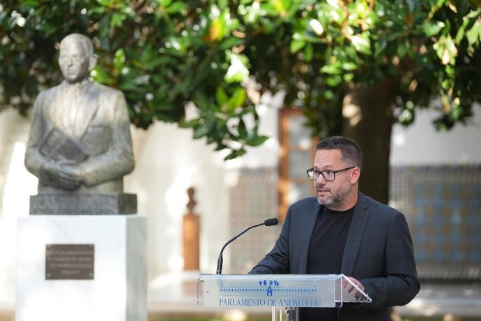Archivo - El portavoz de Adelante Andalucía, José Ignacio García, en una imagen de archivo ante el busto de Blas Infante ubicado en el Patio del Recibimiento del Parlamento. 
