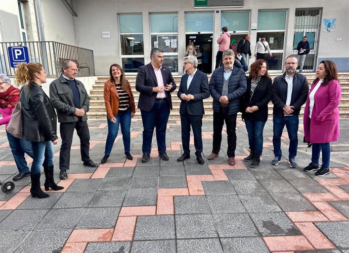 El secretario general del PSOE de Málaga y diputado en el parlamento andaluz, Josele Aguilar, y el secretario general del PSOE de Mijas, concejal en la oposición y portavoz del grupo provincial del PSOE, Josele González, en rueda de prensa en Mijas.