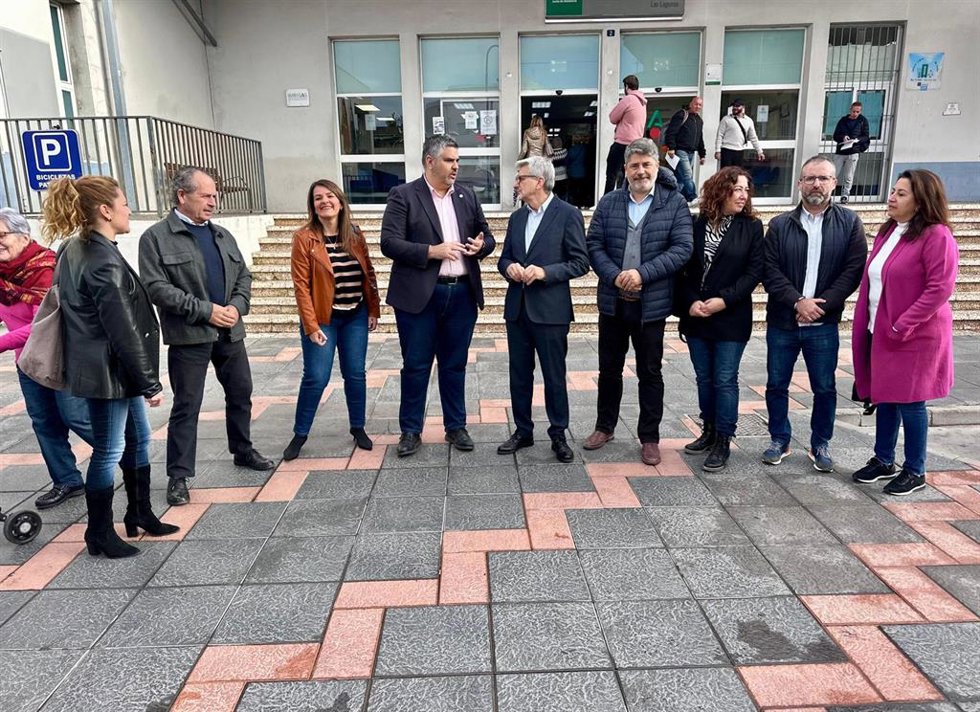 El secretario general del PSOE de Málaga y diputado en el parlamento andaluz, Josele Aguilar, y el secretario general del PSOE de Mijas, concejal en la oposición y portavoz del grupo provincial del PSOE, Josele González, en rueda de prensa en Mijas.