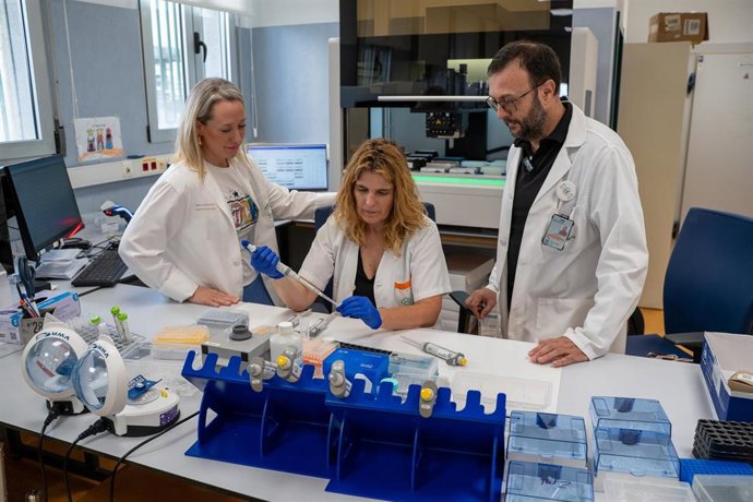 Responsables de laboratorio de Genética del Virgen de las Nieves de Granada ante una muestra.