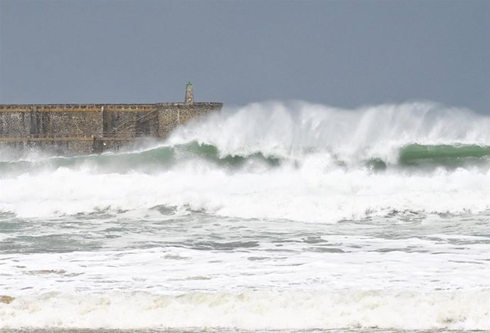 Archivo - La olas rompen contra la costa en Orio (Gipuzkoa).