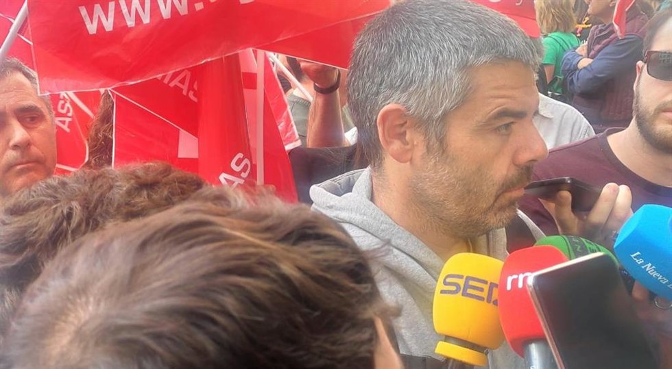 Archivo - El secretario general del sindicato de enseñanza de CCOO Asturias, Borja Llorente