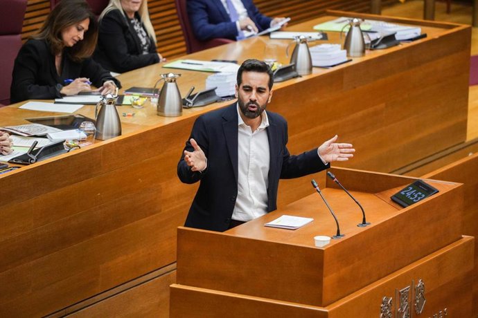 El secretario de organización de PSPV-PSOE, José Muñoz, durante el debate de investidura del nuevo president de la Generalitat, en Les Corts Valencianes, a 27 de noviembre de 2025, en Valencia